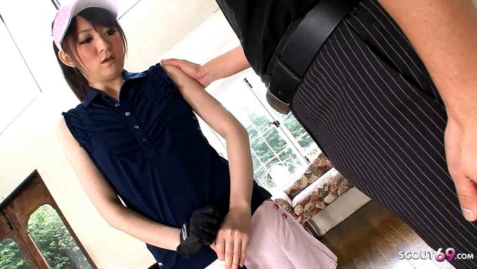 与日本老师和青少年进行激烈的口交和性交