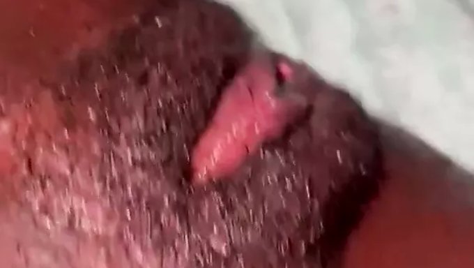业余黑人色情明星carila Pearls的潮吹高潮
