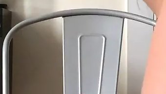 性感女孩用假阳具自慰