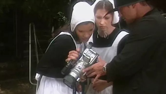 大自然的乳房少女被阴茎填满她的嘴巴和阴道