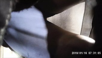 穿着裙子探索最热门的...