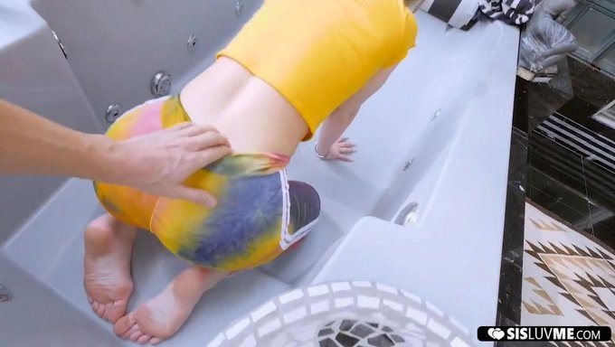 Daisy Stone的大屁股在热辣的视频中被清理干净