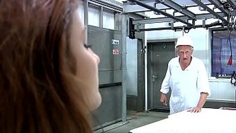 年轻女孩被年长的男人操了