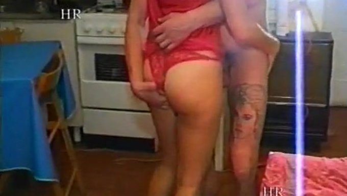经典意大利自制视频,特色是普通人和多毛的妻子