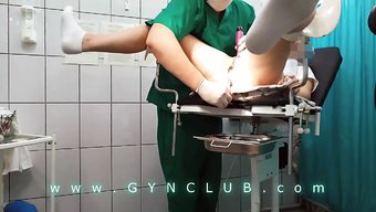 医生使用震动棒和束缚...