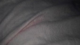 中国女孩在业余视频中...