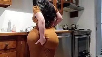 丰满的狐狸精在感性的...