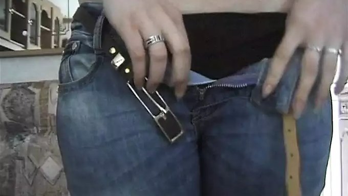 青少年宝贝给乳头翘起的男人手淫和口交的pov视频