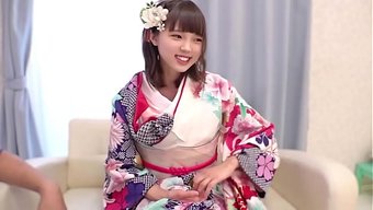 一名年轻的日本女孩在...