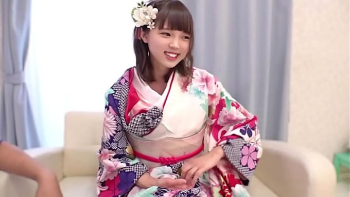 一名年轻的日本女孩在成年仪式后被拍摄。