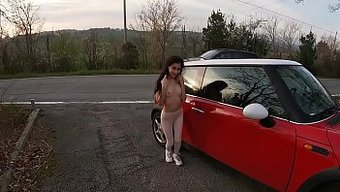大奶少女在冠状病毒隔...