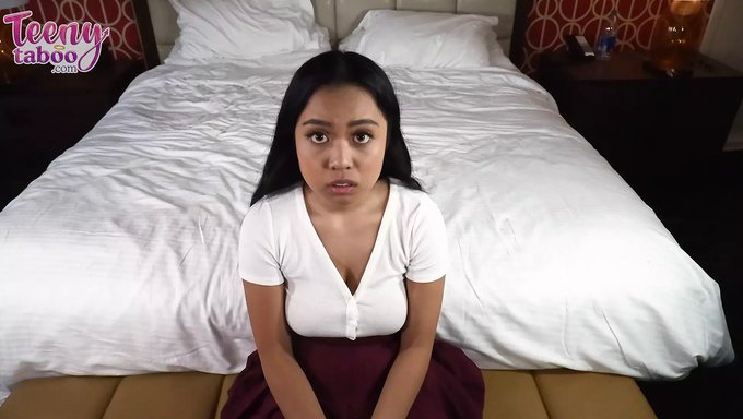 Luna的阴道在pov视频中被精液填满