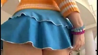 红发美女口交并从后面...