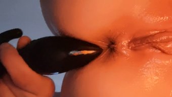 年轻女子第一次使用肛...