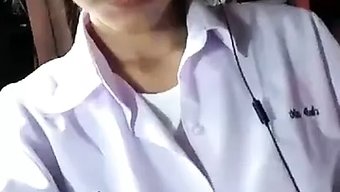 年轻的泰国女孩炫耀她...