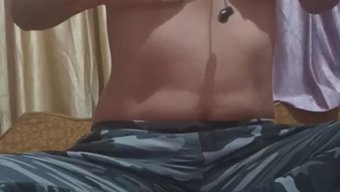 印度宝贝藏起身体给你手淫