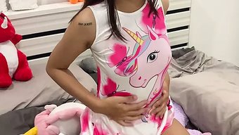 瘦小的泰国少女被舔和...