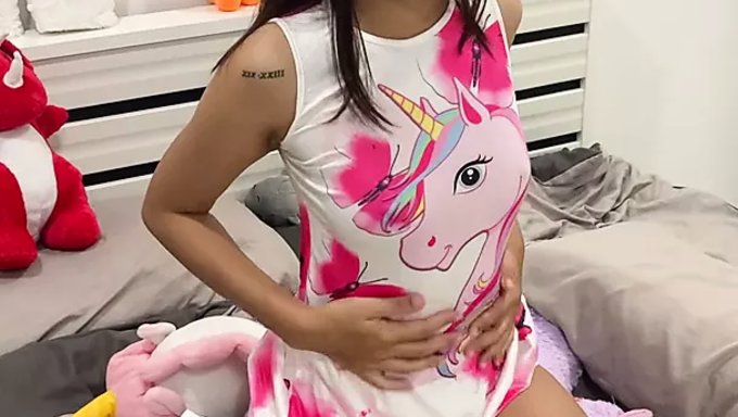 瘦小的泰国少女被舔和操她紧绷的阴道