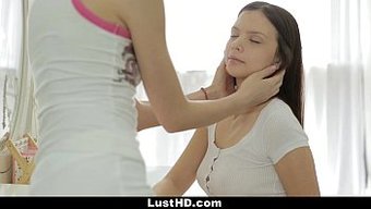瘦小的俄罗斯女同性恋...
