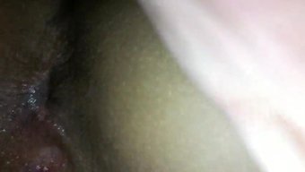紧身的拉丁美女在牛仔...