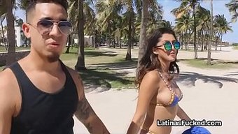 大屁股的拉丁美女在海...