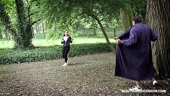 年轻的辣妹被老男人干...