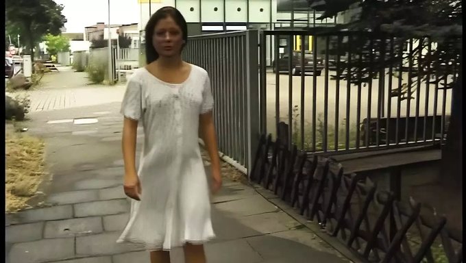 大学生在宿舍里举办自慰派对