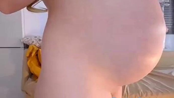 业余孕妇在摄像头前炫耀她的宝贝