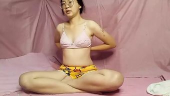 双性恋少女沉迷于独奏...