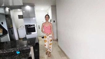 美国继女与继父享受骑...