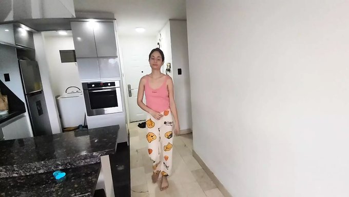 美国继女与继父享受骑乘和口交