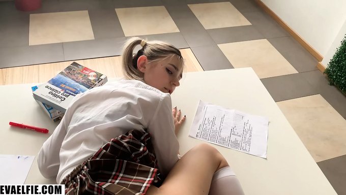 欧洲大学生eva Elfie在宿舍房间里变得淘气