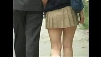 亚洲少女在激烈的口交...