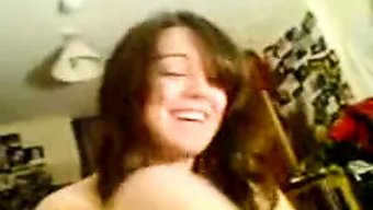 英国女友在裸露上身时...