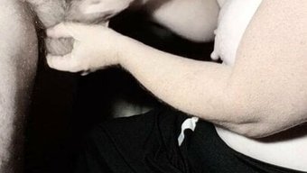 成熟红发女郎的乳房被...