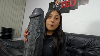 拉丁美女爱丽丝用大鸡...