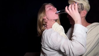 大奶朋友的女朋友在家...