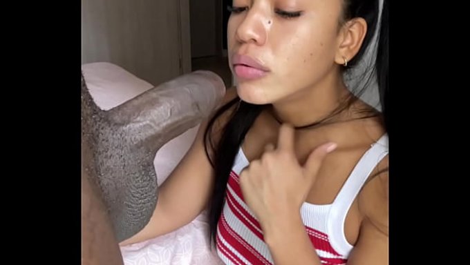 可爱小妞被一对业余情侣轮流操她湿漉漉的小穴