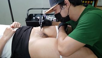 可爱的客户在纹身艺术家的奶油内射之前融化了