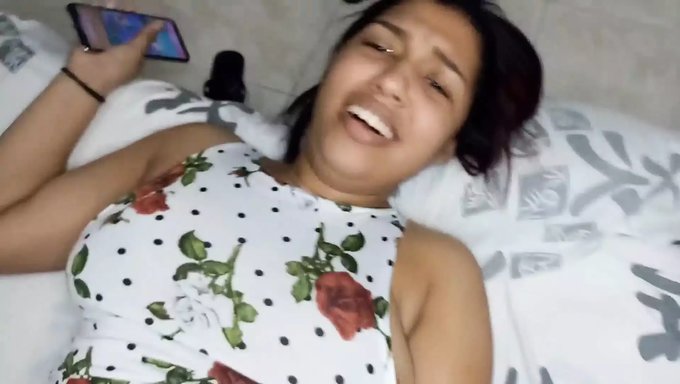 大屁股和大鸡巴的棕色美女:与哥伦比亚秘书的热辣三人行