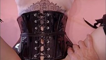 与诱人的红发女郎体验...