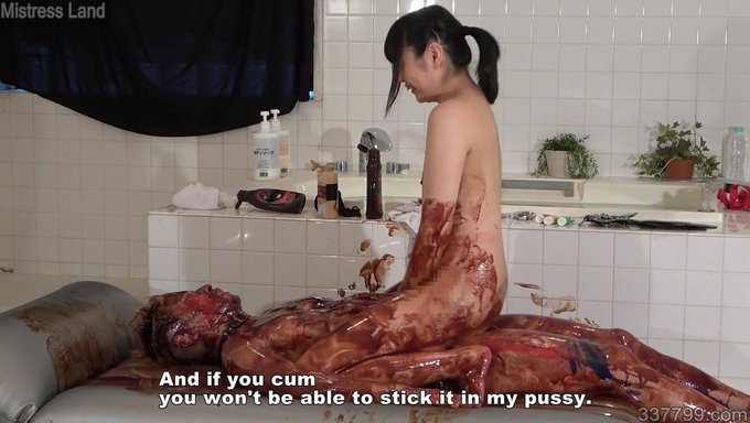 亚洲女权主义者脸贴和巧克力酱的乐趣