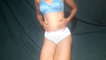 斯里兰卡业余女孩穿着...