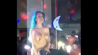 公共展示女同性恋的阴部舔食