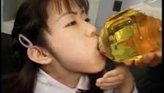 亚洲性爱视频中的尿尿和诱惑