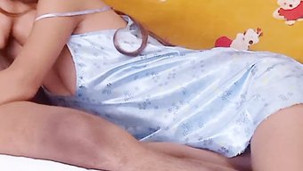 18岁的印度女孩沉迷...