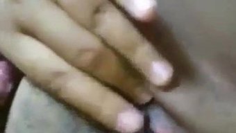 剃光的女孩用震动棒自慰
