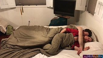 淫荡的继子和继母在自...