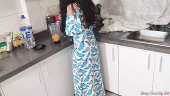 美国老爸诱惑他的蓝裙...