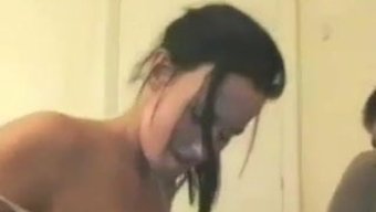 美国女孩在三人行中分...